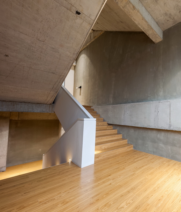 聖東尼（外齊(qi)）辦(bàn)公(gōng)室裝(zhuang)修-樓梯-pc