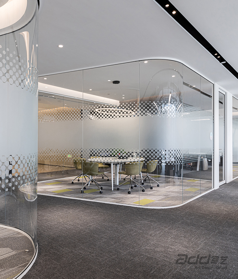 蔚來汽車(che)辦(bàn)公(gōng)樓裝(zhuang)修-會議室-pc