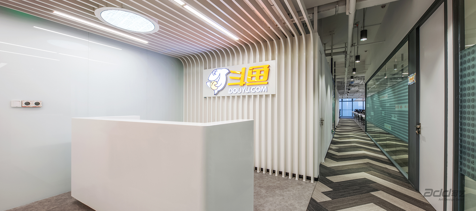 鬥魚TV辦(bàn)公(gōng)室裝(zhuang)修設(shè)計(ji) logo牆-pc